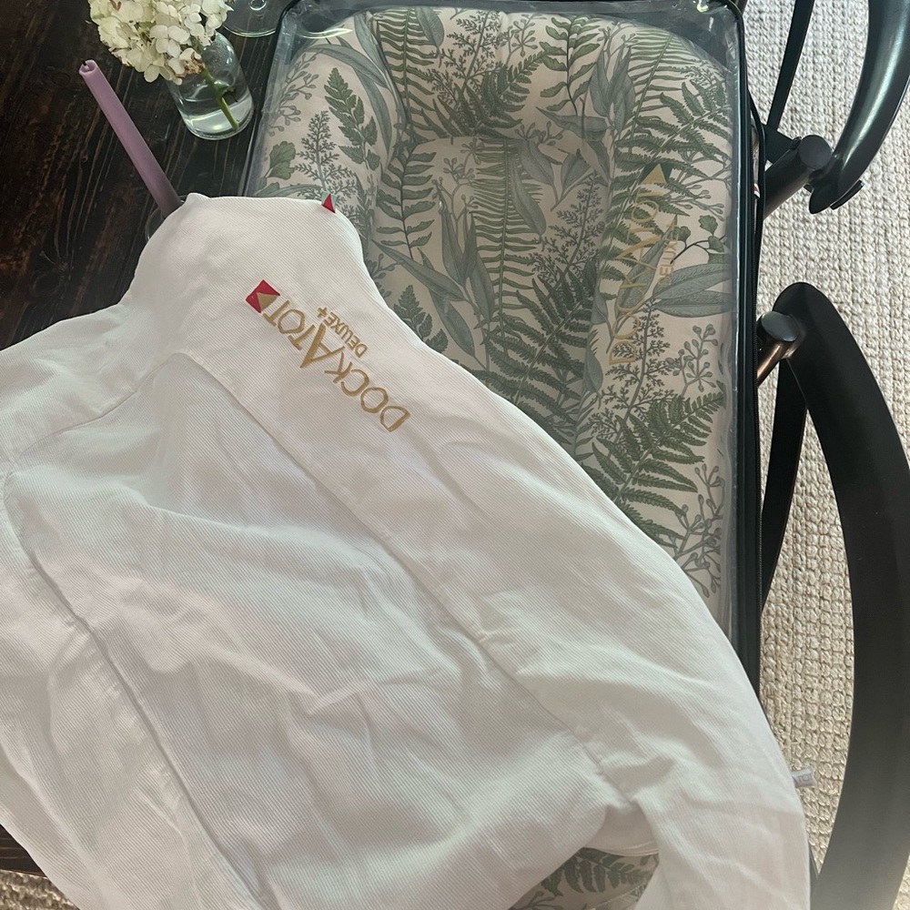 Dock a Tot Deluxe+ with two covers and carrying case! Fantastic condition.
